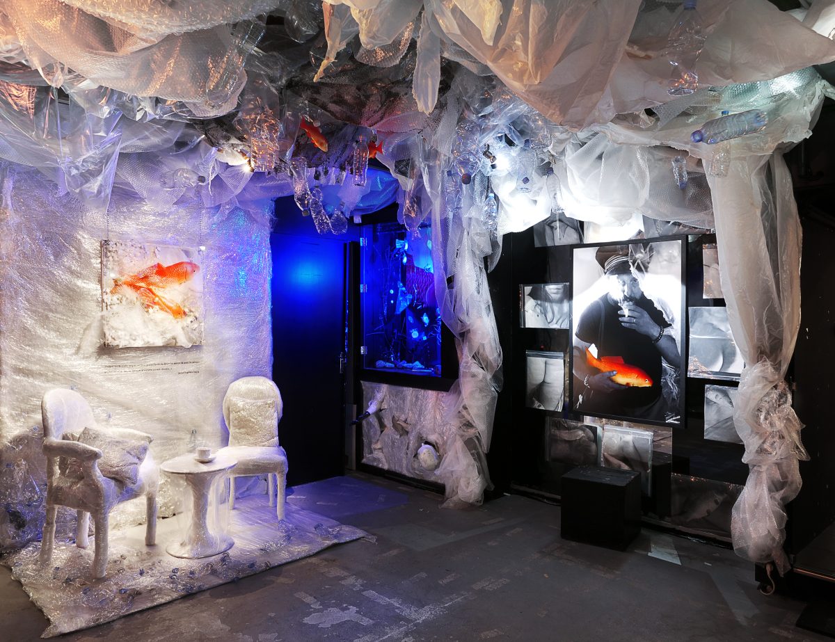 Scénographie de l'exposition de Maurice Renoma au souplex de la boutique